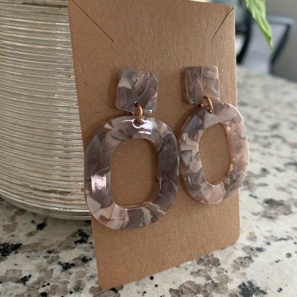 ⭐️CLEARANCE⭐️ Acrylic Dangle Fashion Earrings - Picture 3 of 6